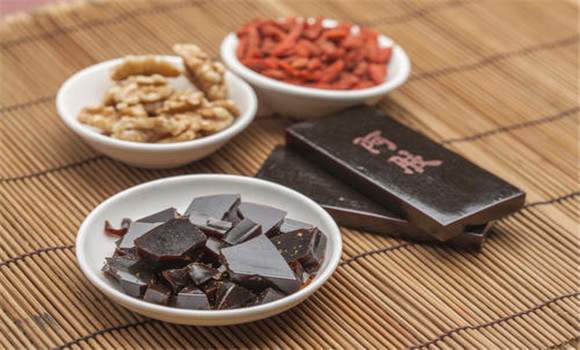阿膠補(bǔ)益精血、強(qiáng)健筋骨的功效